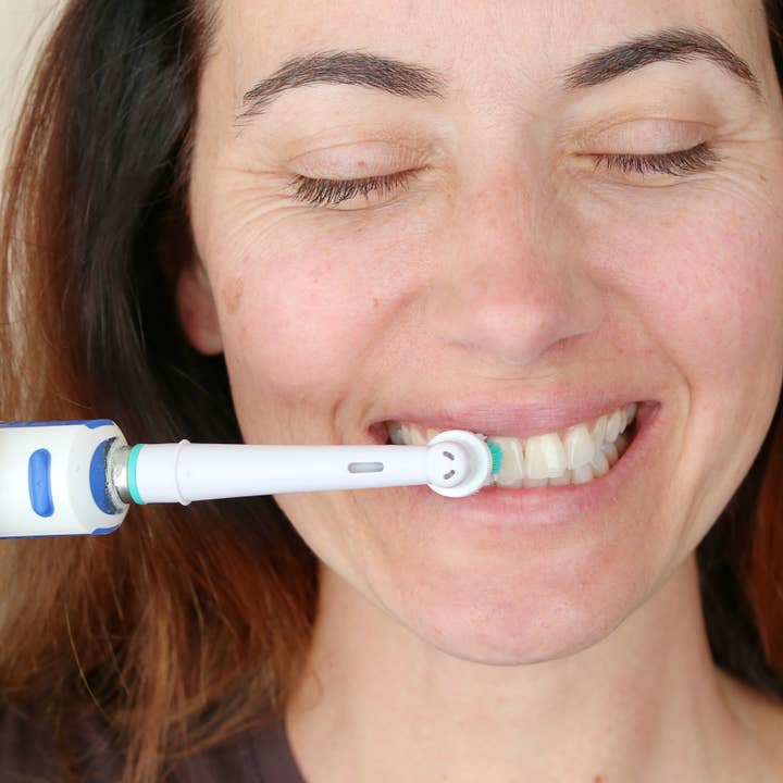 Beewise - Wholesale Toothbrush - Recycled Electric Toothbrush Head | Oral-B Compatible