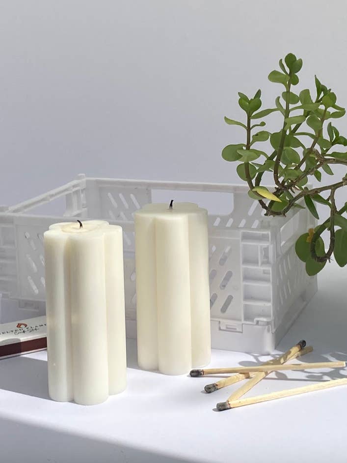 Two Daisy Flower Shaped Candlesticks for wholesale by Melted flames