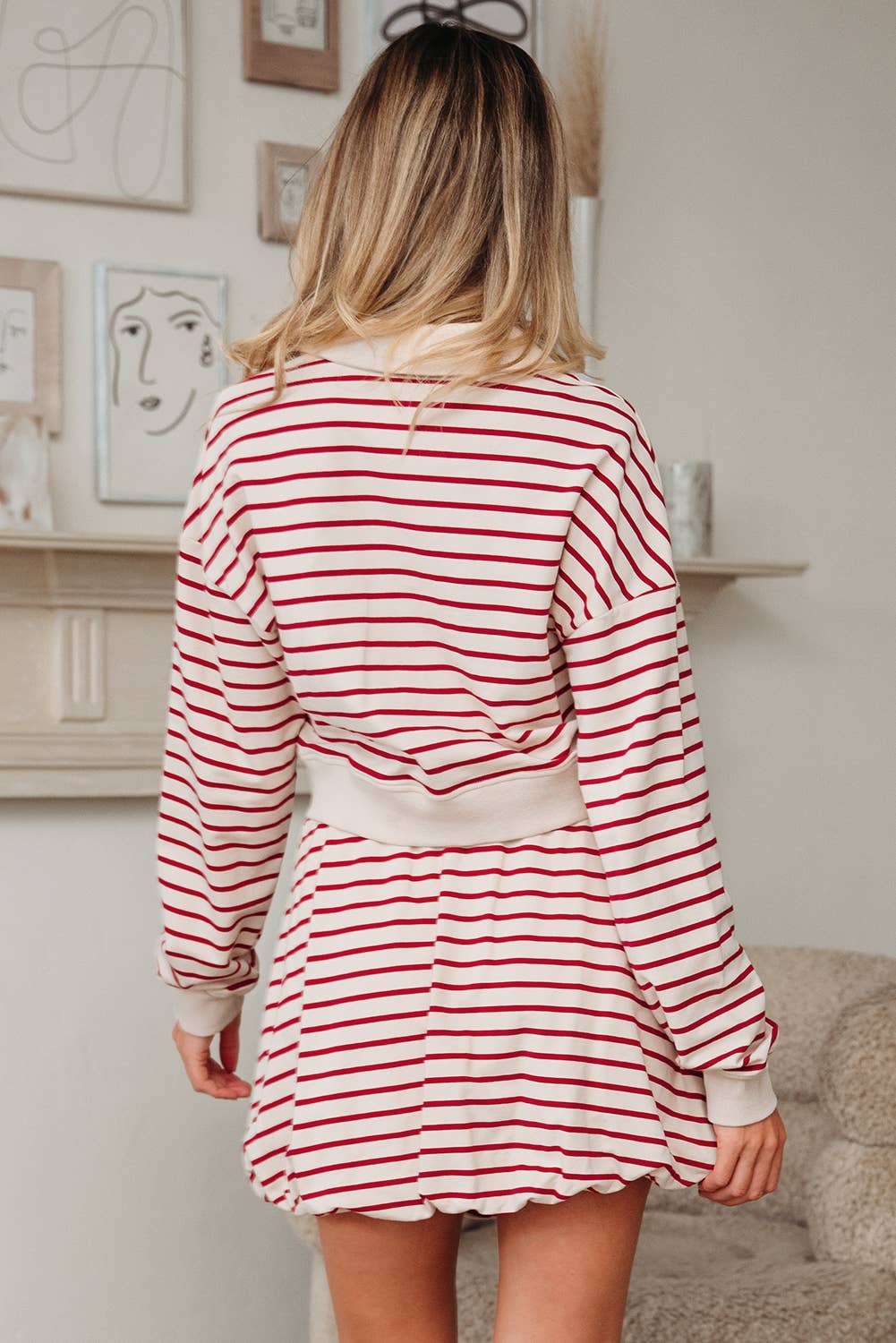 Rayures rouges Ensemble pull court à rayures et jupe mini boule en vente sur Faire1