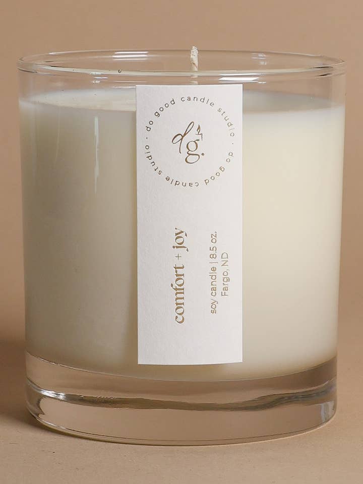 Confort + Joie | Bougie de vacances non toxique en cire de soja | Amande, Caramel au beurre, Bourbon pour la vente par Do Good Candle Studio