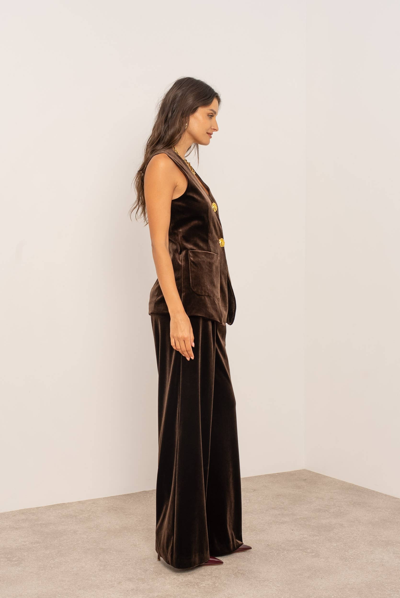 Attentif Paris – Engroshandel Habitvest – til kvinder – Lang velourvest med guldknapper10