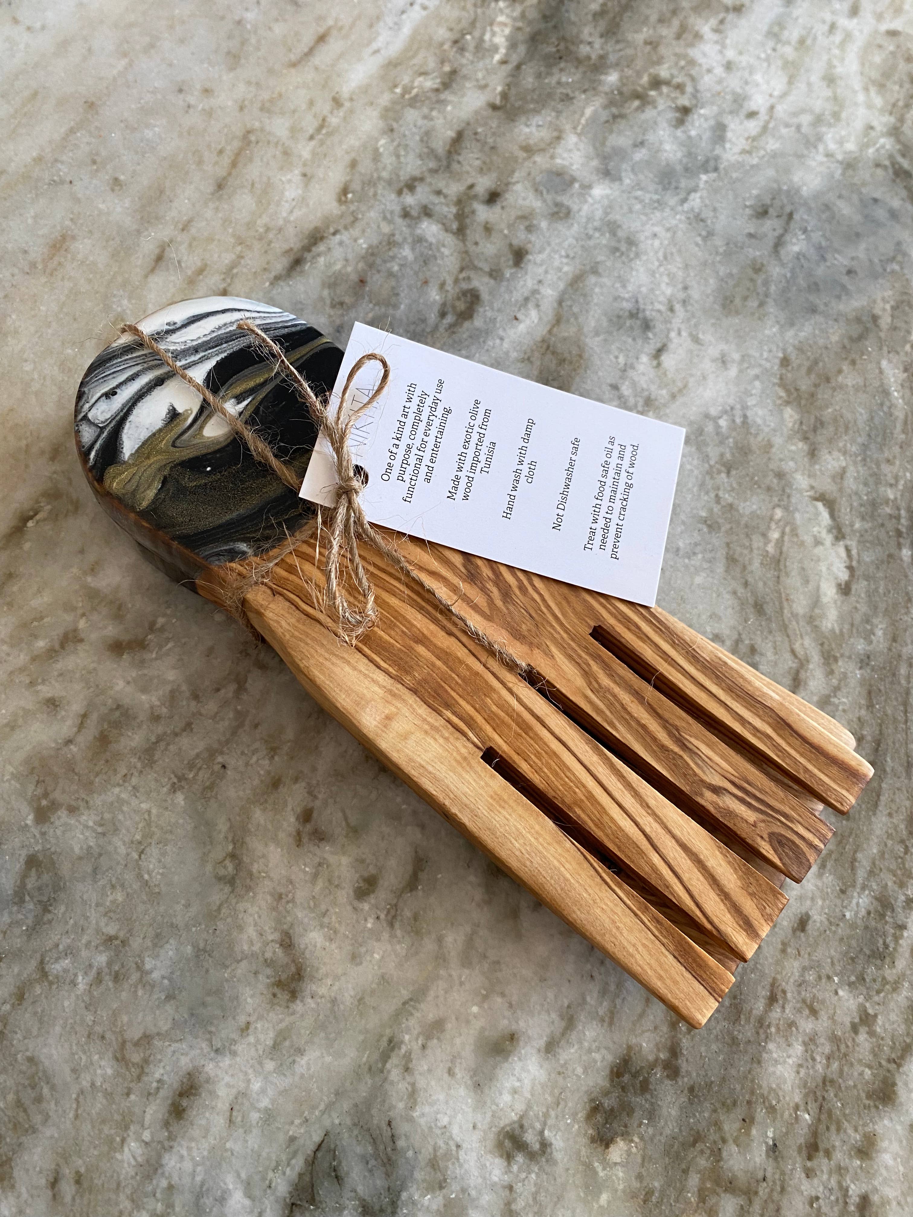 Nikita Fine Art LLC – wholesale Serveringsredskap – Olivträ Sallad händer2