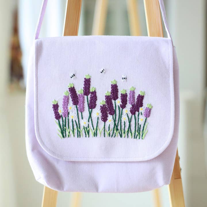 Handbroderad lavendelblommig axelväska för wholesale av Finer Embroidery