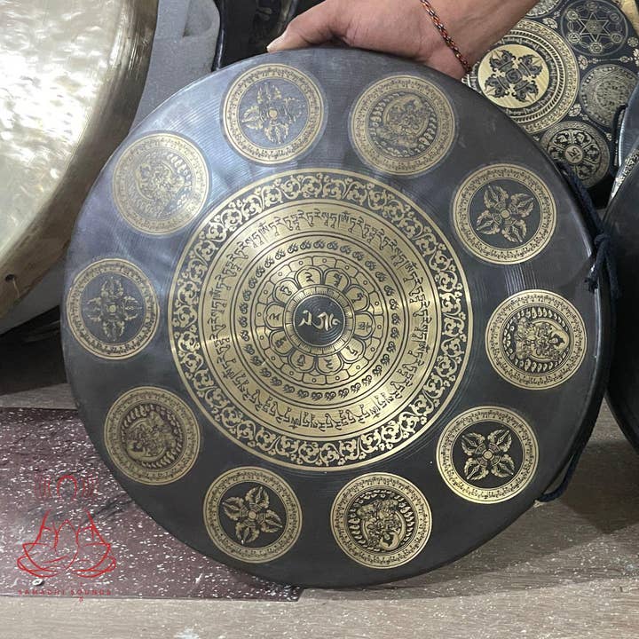 Handgemaakte Tibetaanse Klankhelende Gong: Geëtste Heilige Ontwerpen, Nepal voor wholesale door NadaYoga