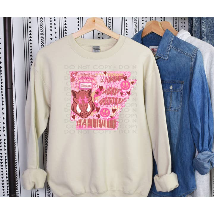 Arkansas Retro Pink Hogs Graphic Sweatshirt AR Sweatshirt for engroshandel hos BB Subs and Screens