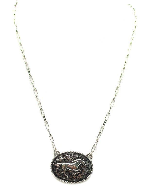 Colar com Placa Oval de Cavalo a Correr Ocidental por atacado de Snowing West
