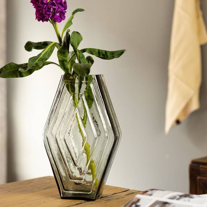 Vaso grande em vidro reciclado | Vaso hexagonal verde fumê por atacado de Brût Home and Glassware