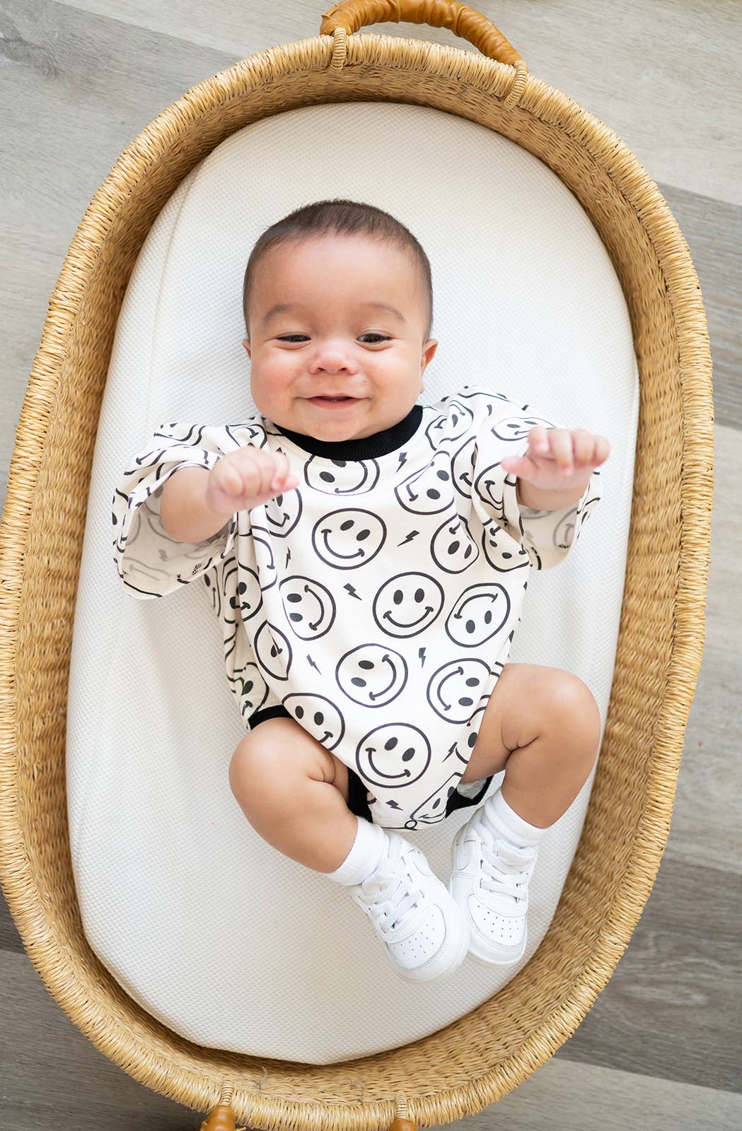 Addie Joy company – Großhandel Body (ohne Füße) – Baby – Übergroßer T-Shirt-Bubble-Romper - Elektrisches Smiley9