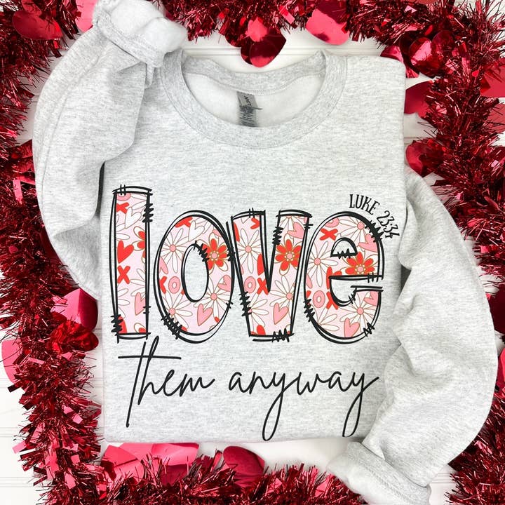 Sweatshirt Love Them Anyway Gildan pour la vente par Nikkilynn Wholesale