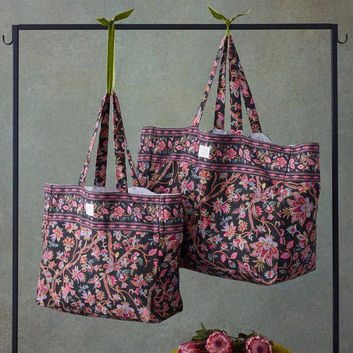 Bosquet de Jacinthes Noires Beverly Tote Bag for wholesale on Faire0