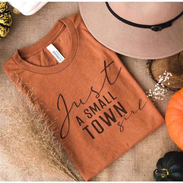 JUST A SMALL TOWN GIRL Graphic T-shirt met korte mouwen voor wholesale door Shamaim