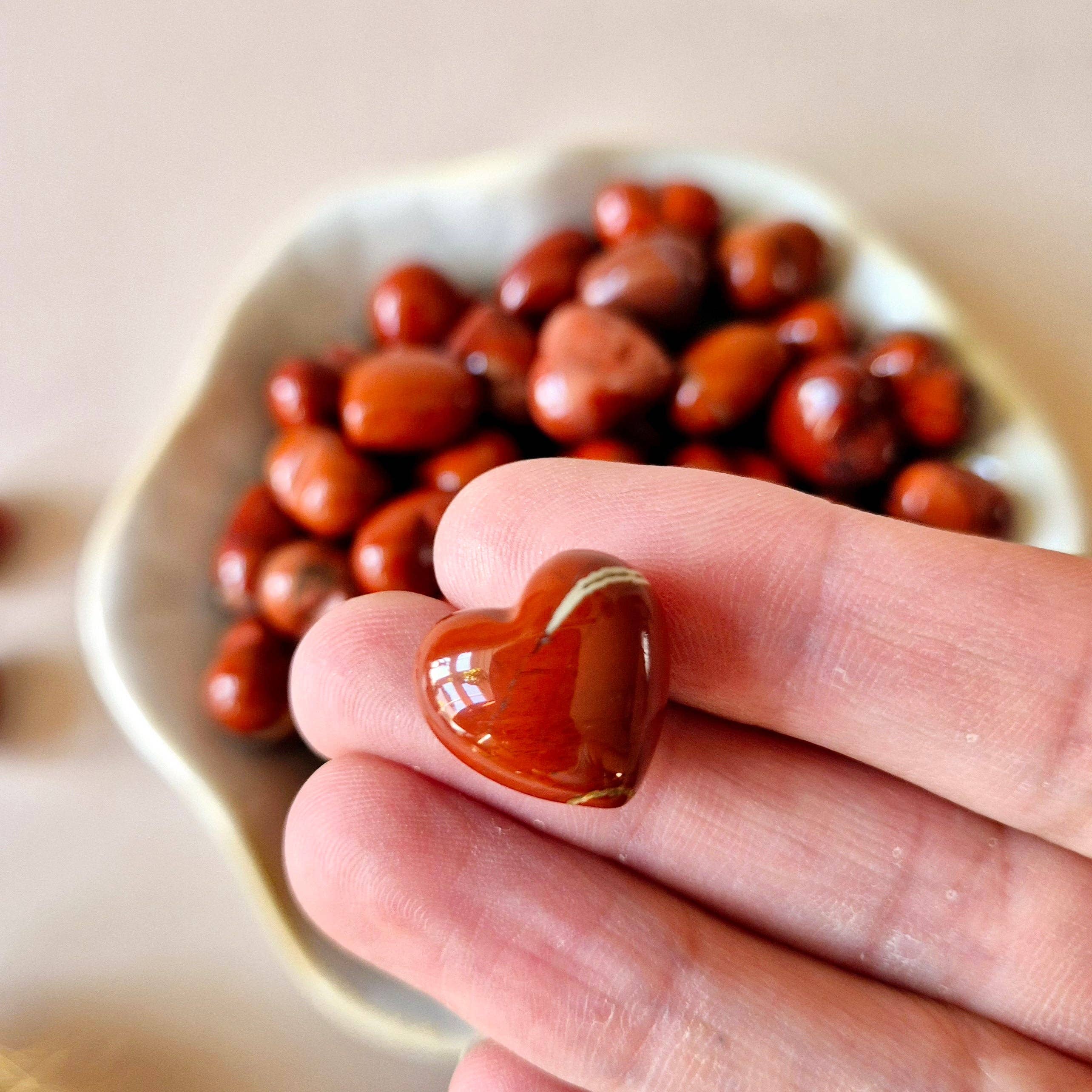 Moonlight Gemstones - Vendita all'ingrosso Pietra/cristallo spirituale - Mini pietra a forma di cuore in diaspro rosso (1,5 cm) per confetti di cristallo1