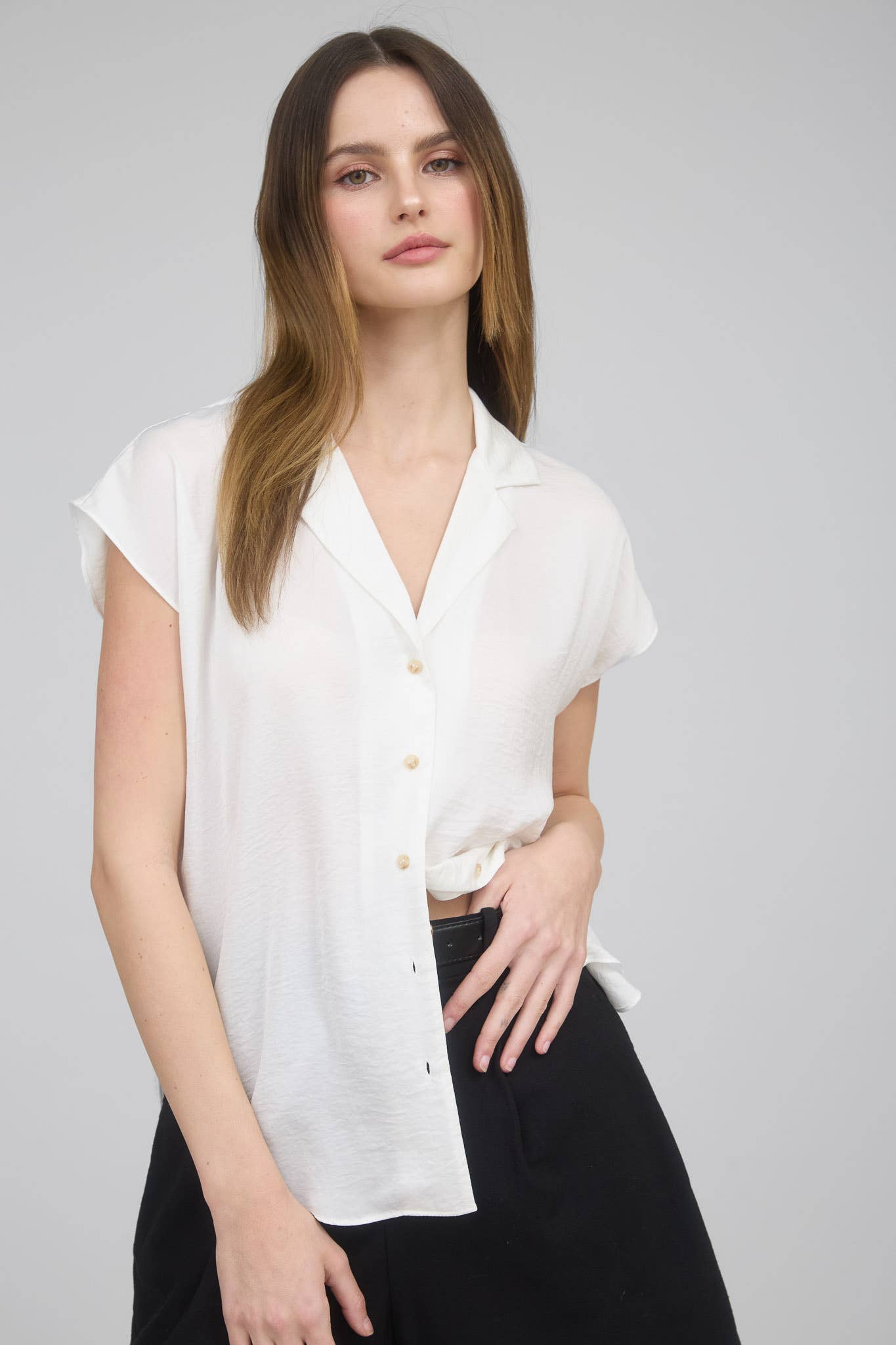 The Workshop Studio – Blusa - Mulher por atacado – CAMISA TEXTURIZADA COM OMBROS CAÍDOS, GOLA E BOTÕES4