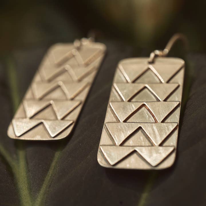 Niho Manō-örhängen för wholesale av Zaffera Studios