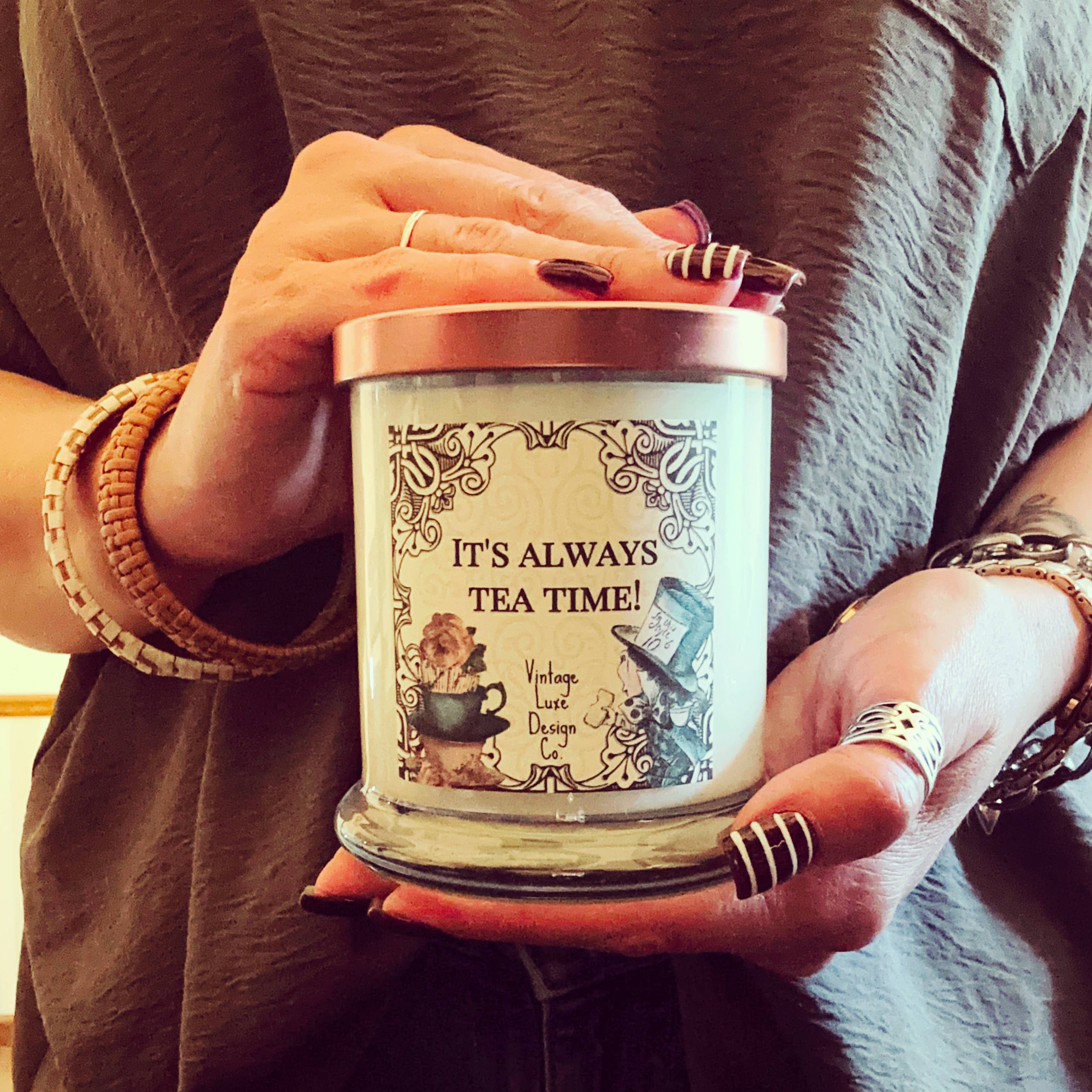 Vintage Luxe Design Co. - Vente Bougie en bocal - Bougie parfumée en cire de soja 280 g Alice au pays des merveilles – Mad Hatter6