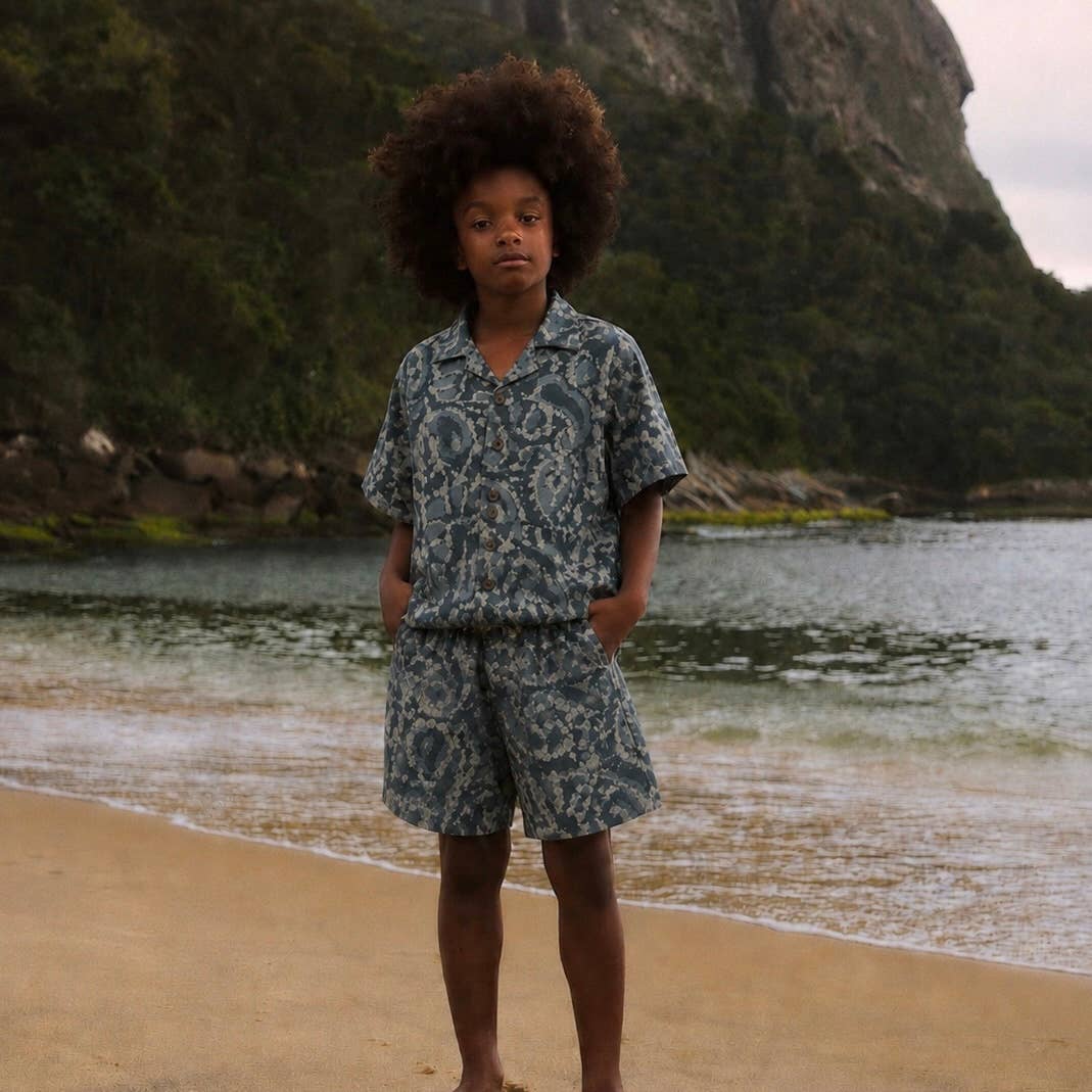 Shakti Resortwear – Großhandel Top- & Shorts-Set – Kinder – Jungen-Set aus Bio-Baumwolle mit handbedrucktem Blockmuster6