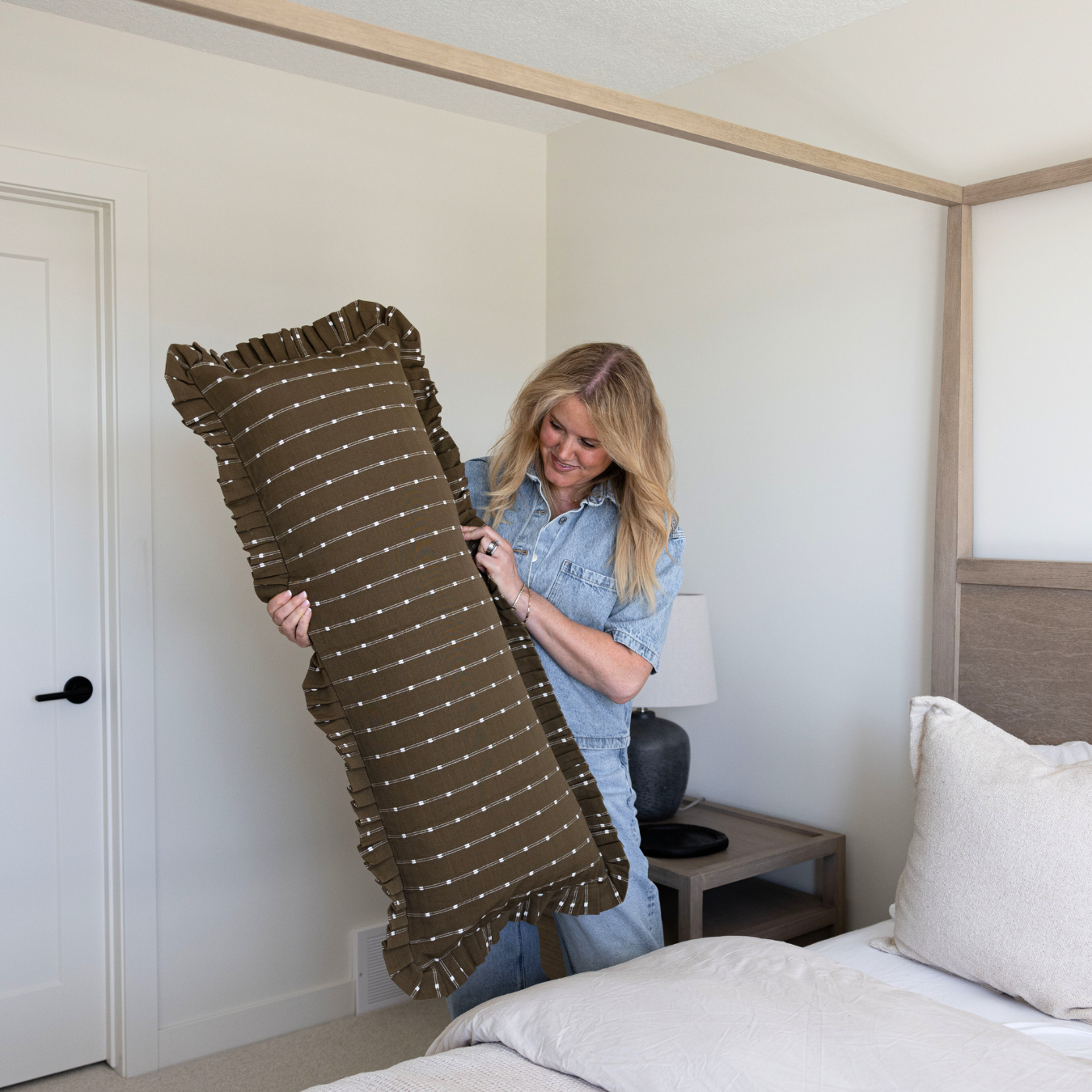 Luxe B Co – wholesale Prydnadskuddfodral – Rynkad bolsterkuddfodral mörk olivgrön broderi5