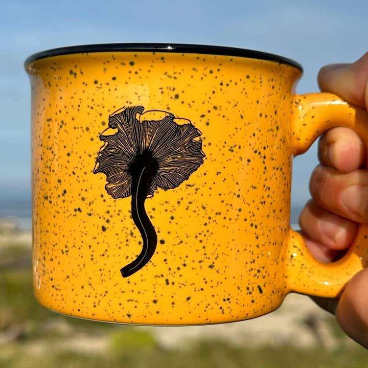 Mug de camping en céramique 15 oz — Chanterelle pour la vente par Salty Raven Glassware
