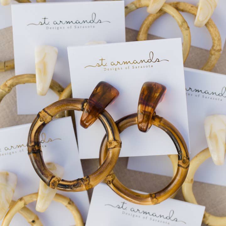 St Armands Designs of Sarasota - Wholesale Hangende/ronde oorbellen - Donkerbruine statement-oorbellen van bamboe5