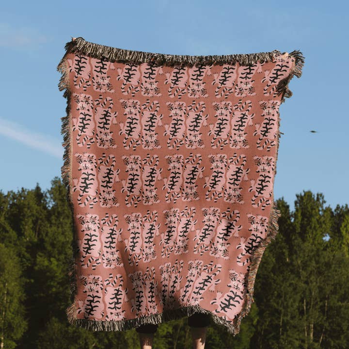 TaylorBassam - Wholesale Throw Blanket - Pink Groovy Tiger Pattern Woven Cotton Throw Blankets6