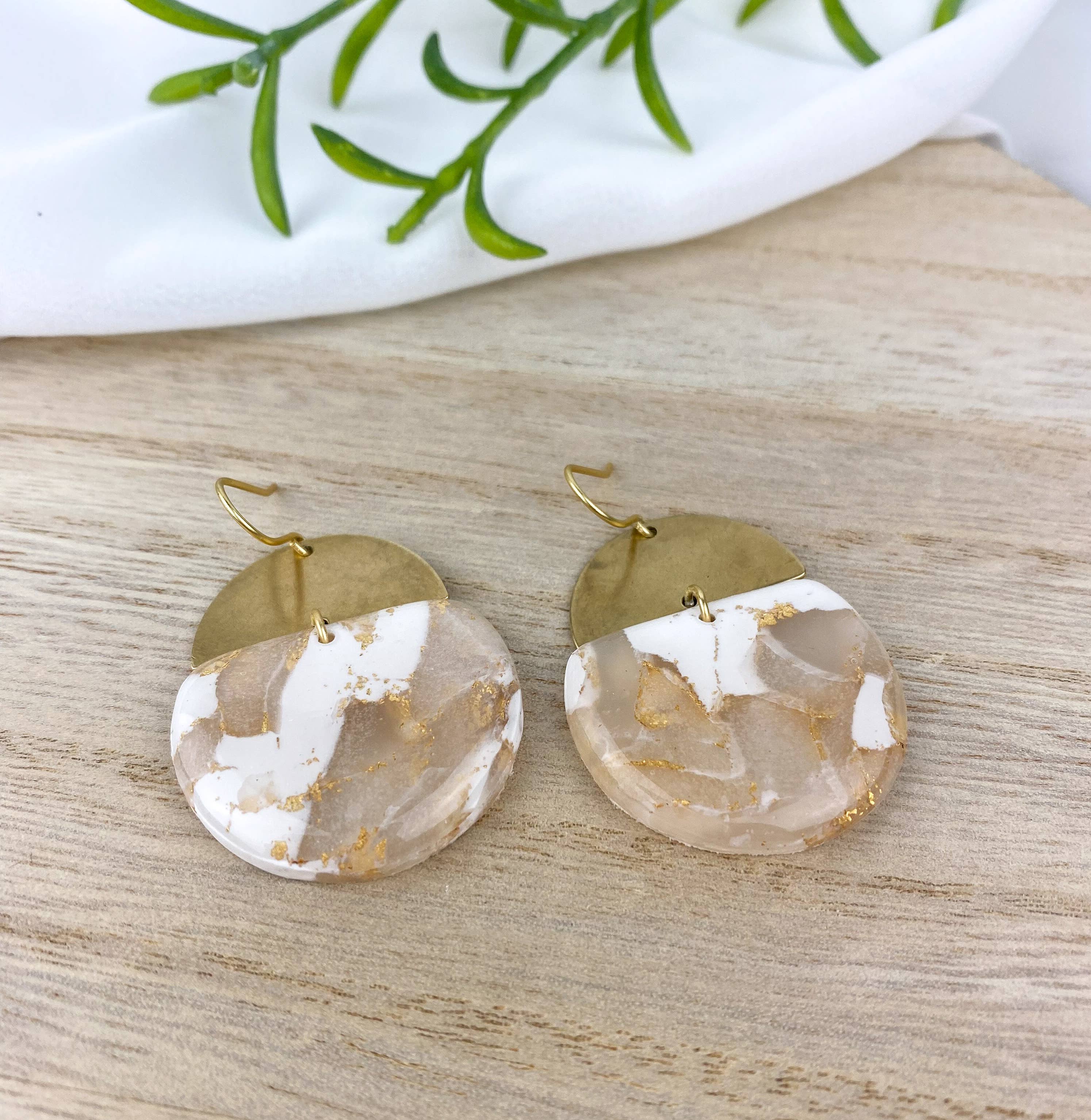 Light Shine - Vente Boucles d'oreilles pendantes - Kaija | Boucle d'oreille en forme de goutte d'argile | Légère blanche et translucide4