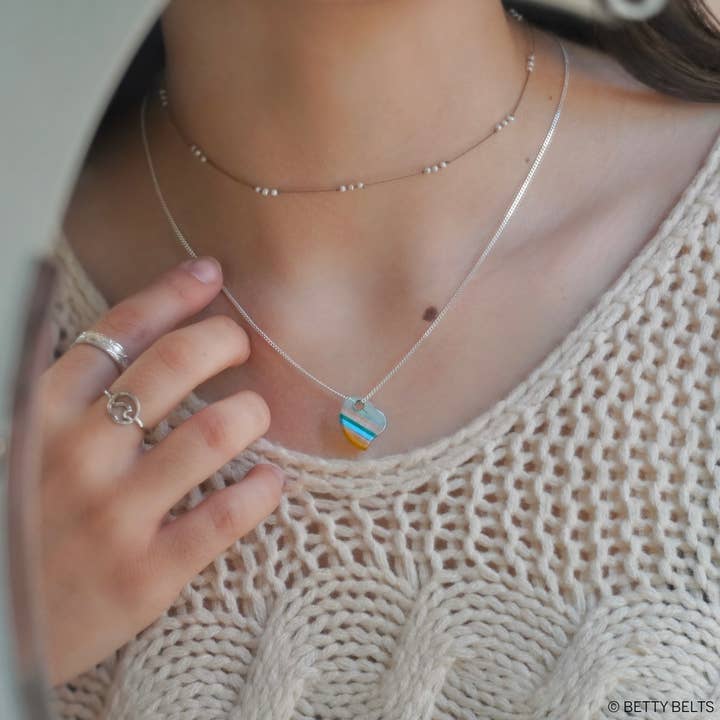 Betty Belts | Ocean Lovers® - Vendita all'ingrosso Collana con ciondolo/pendaglio - Collana con ciondolo a forma di cuore in surfite riciclata (versione forata)8