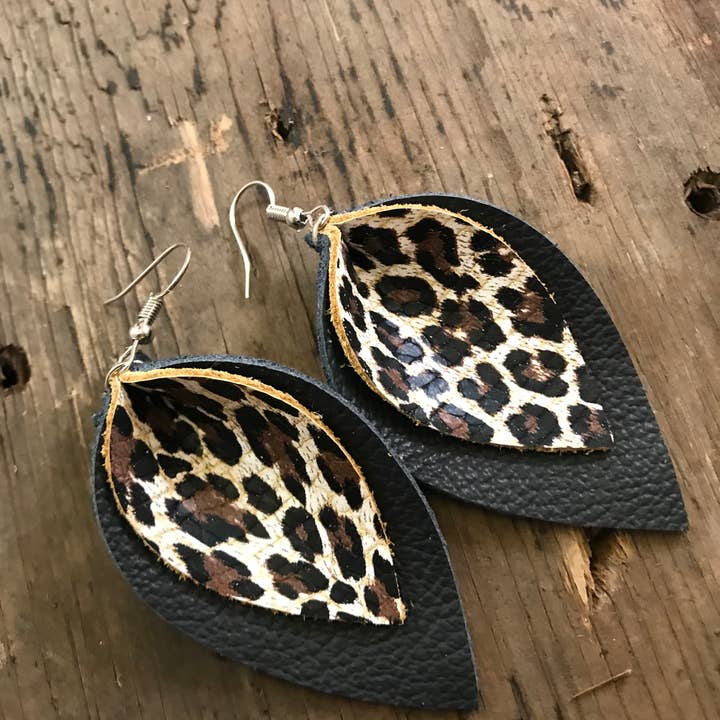 Oorbellen van navy en luipaard leer voor wholesale door Jill's Jewels