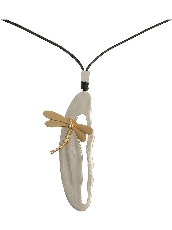 Collier en cuir et métal avec pendentif libellule géométrique AN5210 pour la vente par Ole