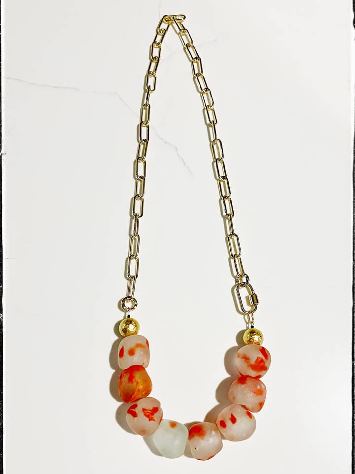 Collier à chaîne Paperclip, mousqueton en perles de verre recyclées rouges pour la vente par GentrybyJenna