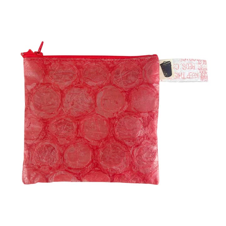 Pochette en plastique recyclé rouge carrée à bulles pour la vente par Cool Trash