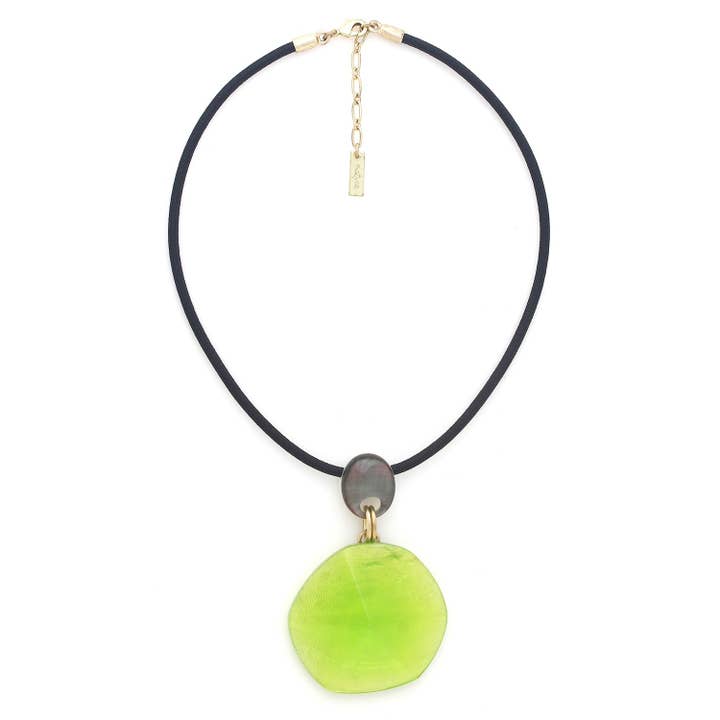 COMBAVA collier pendentif bi-matière capiz et nacre noire pour la vente par Nature Bijoux