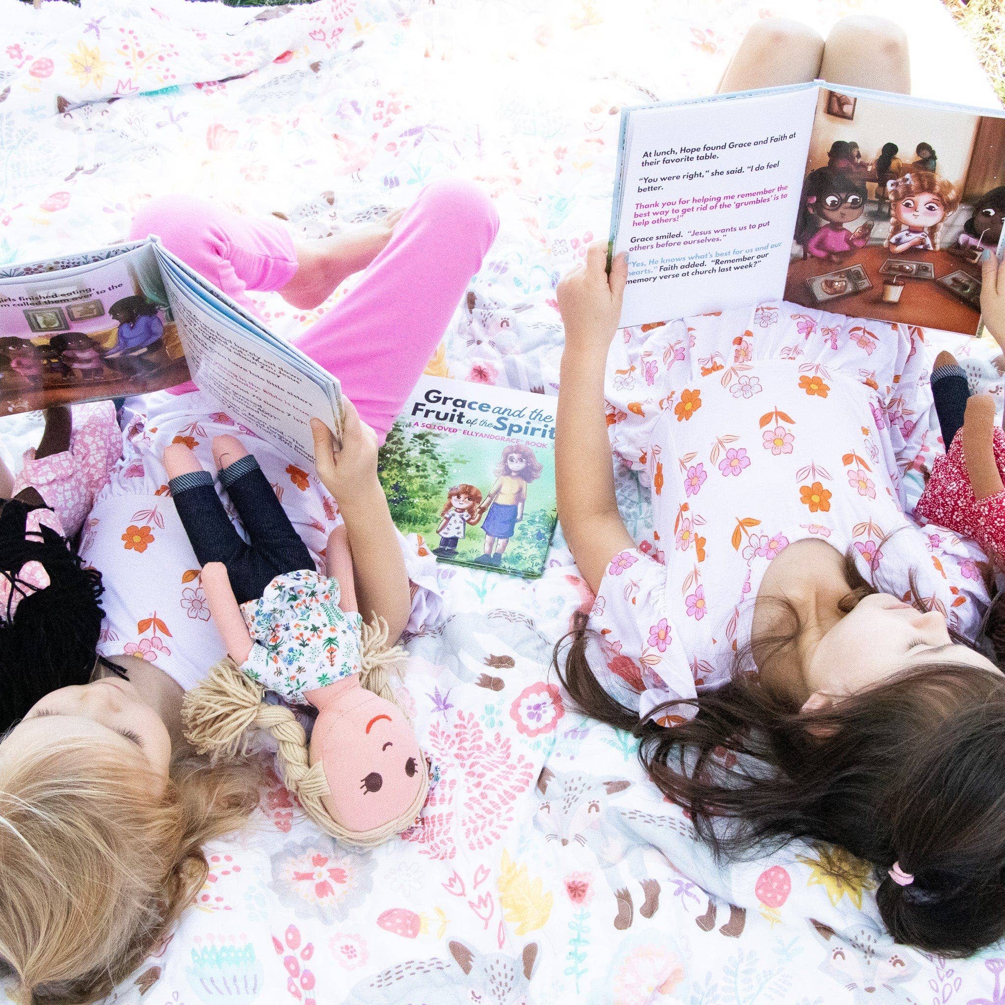 EllyandGrace - Venta al por mayor Muñeca - Niños - Juego de muñecas de lino y libro cristiano «Hope & the Grumbles»20