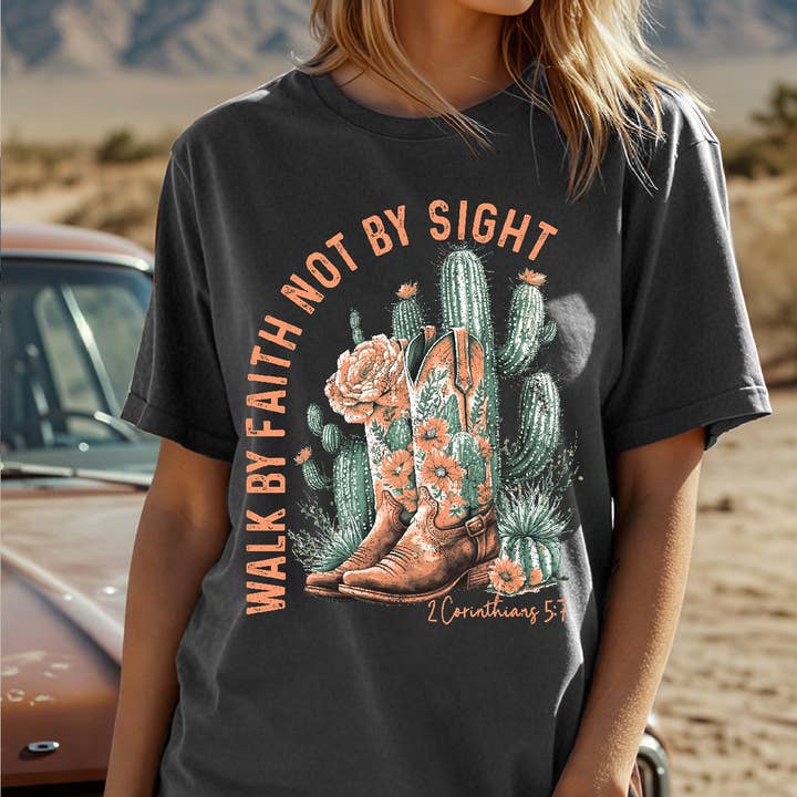 Kvinder Ørkenstøvler Grafisk Print Kortærmet Top for engroshandel hos Amused by Blue