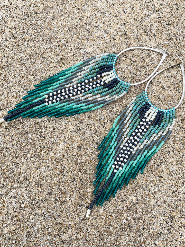 Oorbellen met zeehoofddeksel en franjes voor wholesale door Naomi Star Designs