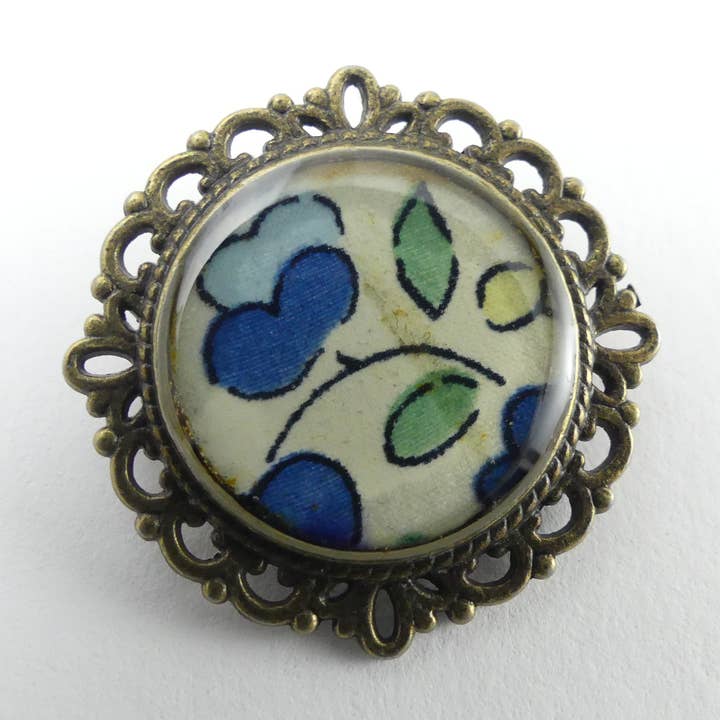 Liberty Betsy blå grön rund brosch för wholesale av YuuBiJou