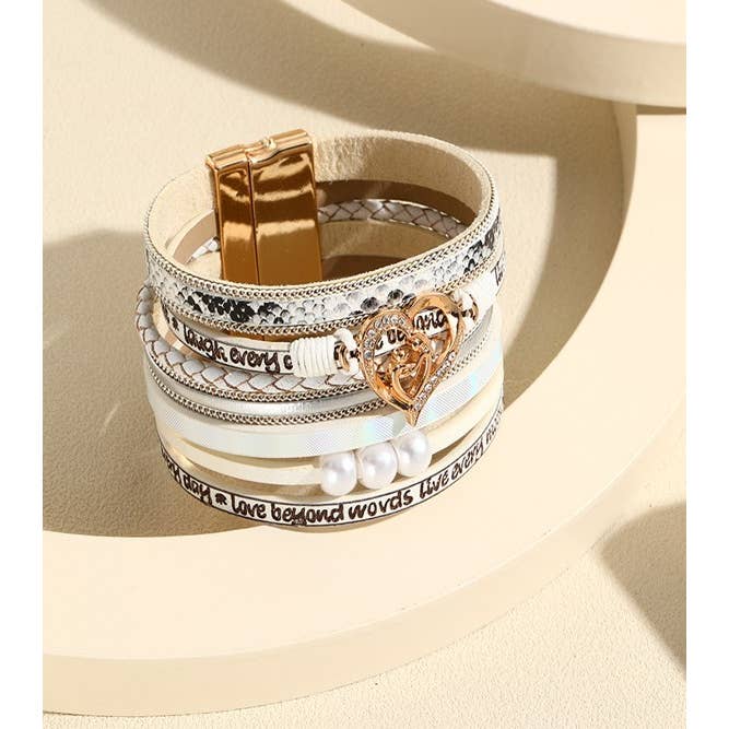 JOSSLYN by wall to wall – Pulseira por atacado – PULSEIRA COM FECHO MAGNÉTICO EM FORMA DE CORAÇÃO COM IMPRESSÃO DE PALAVRAS | 40B5136