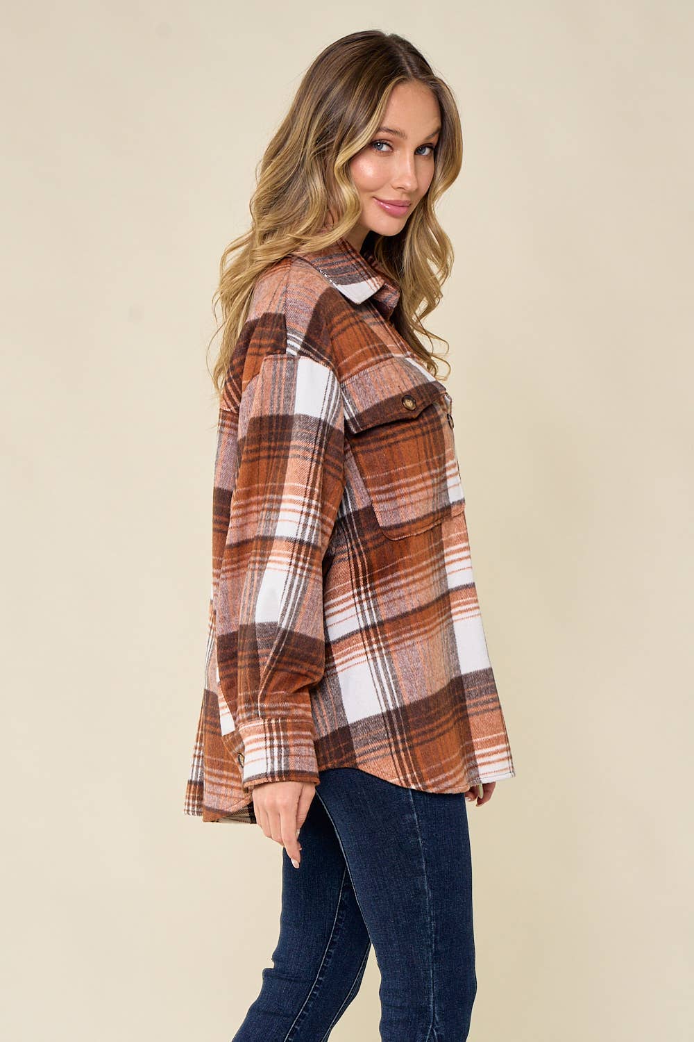 Saints & Hearts – Großhandel Hemdjacke/Shacket – Damen – SIJ5166F DICKE, KARIERTE BLUSE MIT KNÖPFEN NACH UNTEN, BRAUN/ROSTFARBEN2