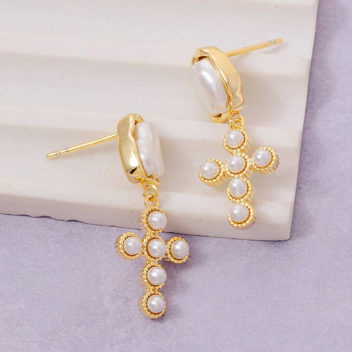 Brincos pendurados em cruz cravejados de pérolas por atacado de Fame Accessories