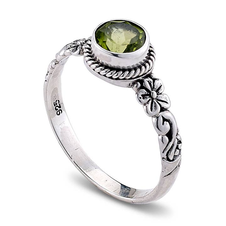 SS rund Peridot Ring med blommönster för wholesale av Eli Pebble