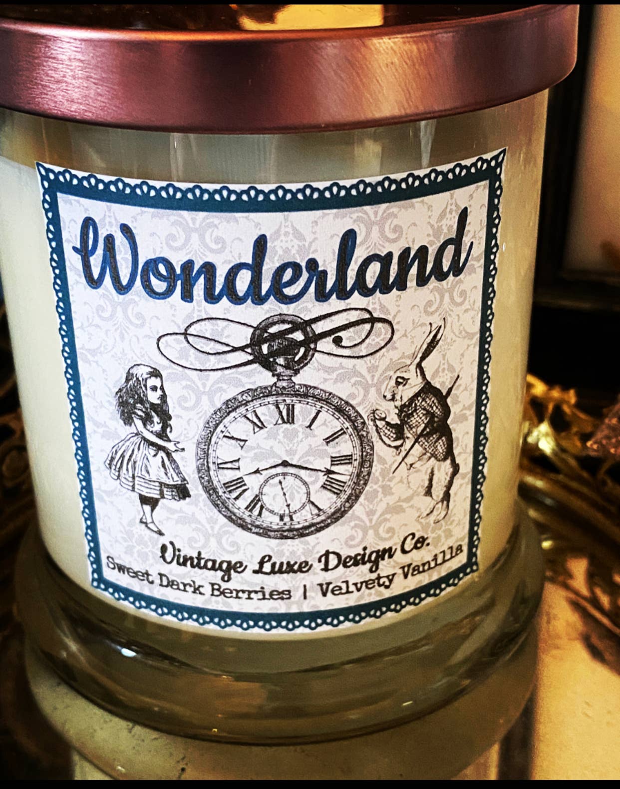 Vintage Luxe Design Co. – wholesale Burkljus – Alice Wonderland 10 Oz Soja vaxljus Whimsy Berry Vanilj1