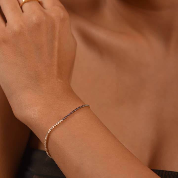 Bracelet Tennis sur mesure en saphir bleu naturel et diamant 50-50 pour la vente par Evara Jewelry