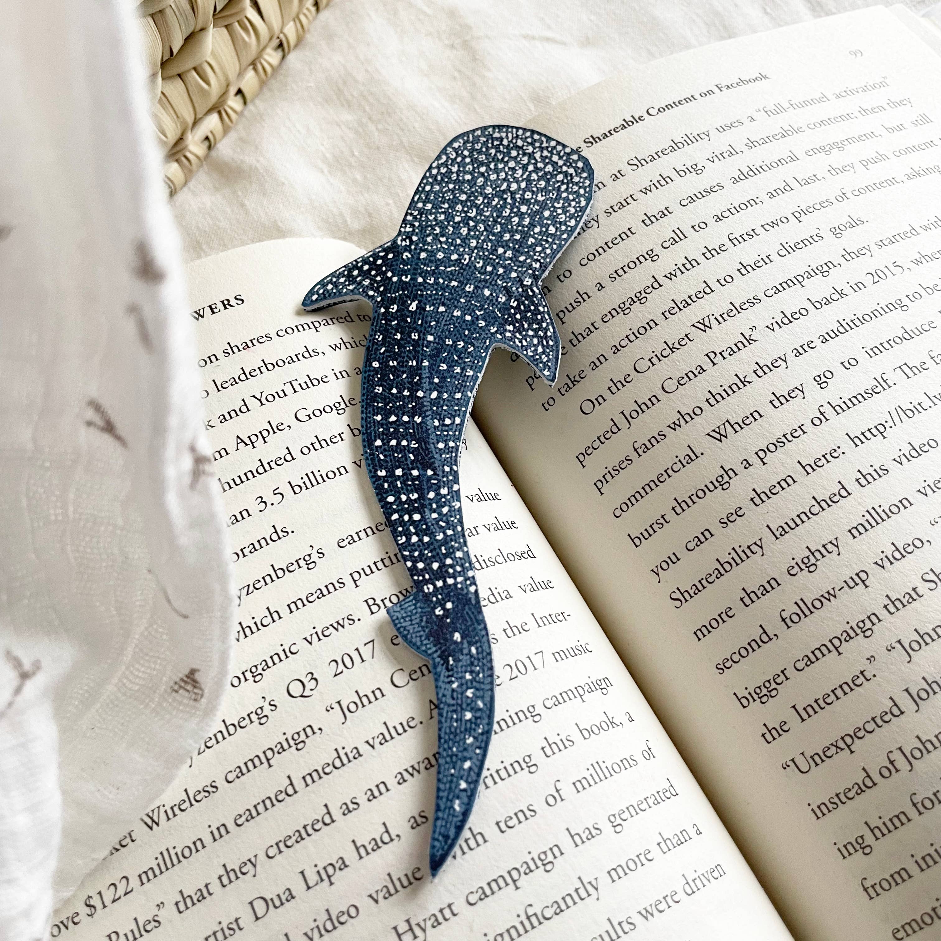 Kelsey Emblow Illustration - Vente Marque-page - Marque-page en cuir Whale Shark2