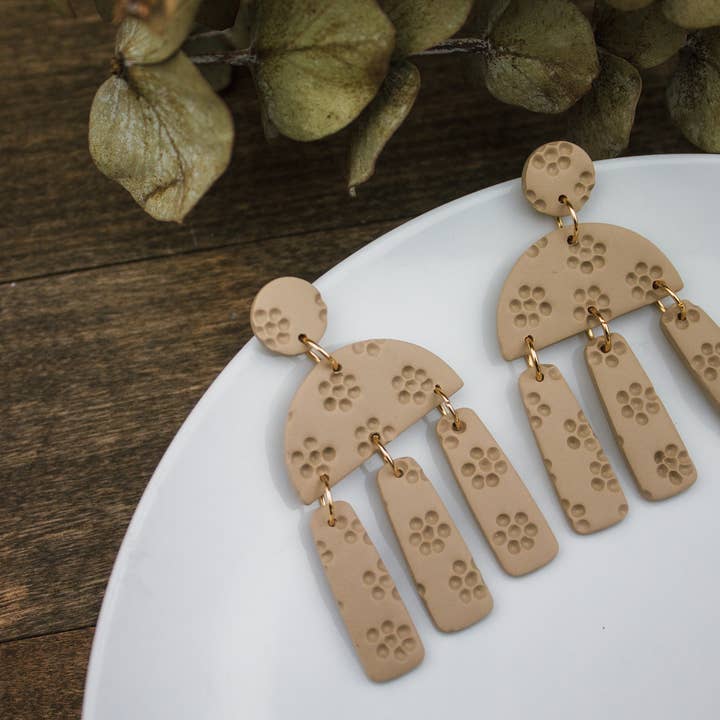 Orecchini pendenti floreali verdi salvia per la vendita all'ingrosso da parte di Lucky Penny Designs