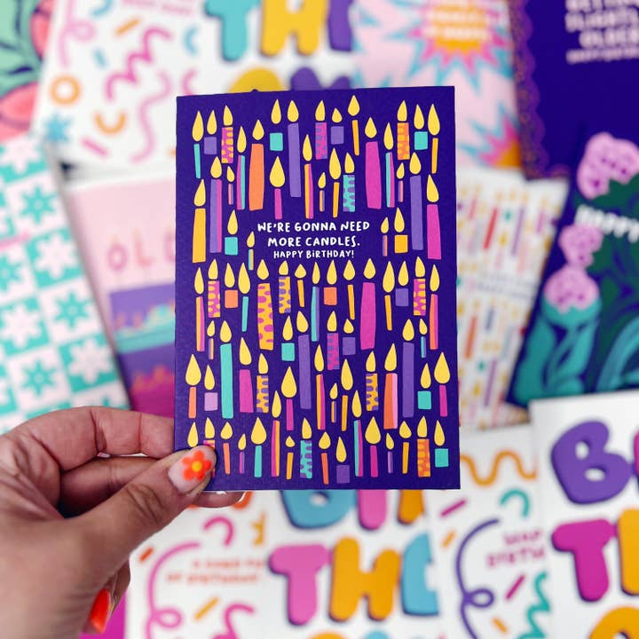 We're Gonna Need More Candles, biglietto di buon compleanno per la vendita all'ingrosso da parte di Xoxo Designs by Ruth