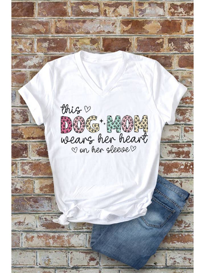 Top Avenue - Vendita all'ingrosso Maglietta serigrafata - Donna - T-shirt unisex con scollo a V, questa mamma cagnolina porta il cuore sulla manica