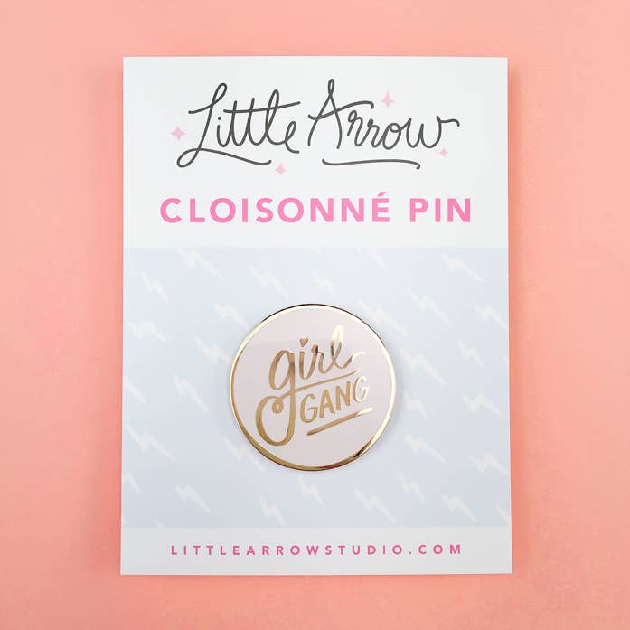 Flicka Gang Lapel Pin - Grå för wholesale av Little Arrow