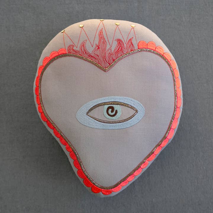 Sacred Heart Pude - Håndlavet, bomuldsfyldt pude for engroshandel hos Skippy Cotton