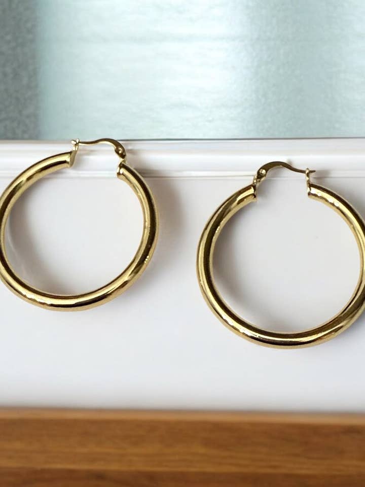 Gepolijste buisvormige 14k goud vergulde oorringen voor wholesale door Divina Jewelry & Accessories LLC