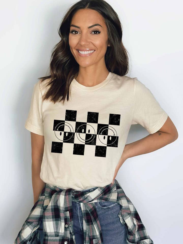 Glad ansiktsdag grafisk t-shirt| K241T för wholesale av Khristee