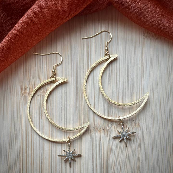 Lueur dorée du croissant de lune pour la vente par Monstera Earrings